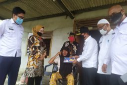 Bupati Bangka salurkan bantuan dua buah kursi roda (Video)