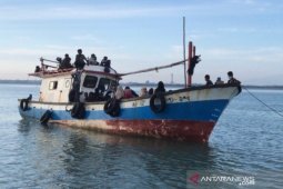 Jarak satu mil bertahan di kapal, warga Rohingya tetap pakai masker