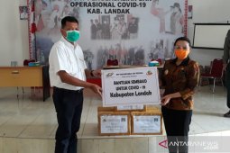 PTPN XIII kembali serahkan bantuan paket sembako di Landak