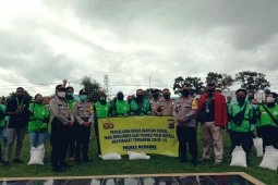 Polri bantu beras  parusan pengendara ojek dan sopir di Merauke