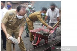 Wali Kota serahkan bantuan stimulan perumahan