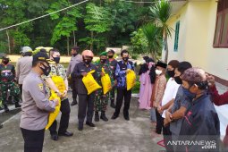 Polres Bangka bagikan 717 sembako untuk masyarakat dhuafa