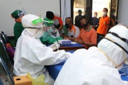 Petugas lapangan Dinas Perdagangan Kota Madiun jalani rapid test