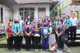 Dharma Wanita Bali bantu anak yatim di Sukaluwih, Karangasem