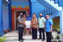 Kominfo Bone Bolango serahkan bantuan bagi korban banjir