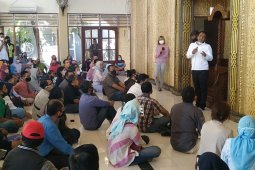 Ratusan orang tua protes PPDB SMP jalur zonasi di Surabaya