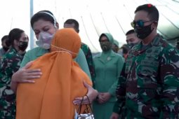 Kasad Jenderal TNI Andika Perkasa beri santunan keluarga korban kecelakaan Mil Mi-17V5 di Papua