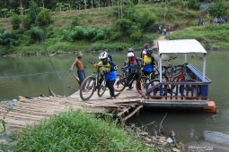 Jasa penyeberangan sungai di Jember
