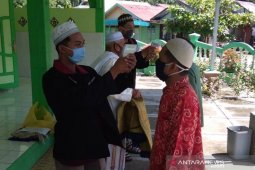 Protokol kesehatan, mahasiswa UMM bantu cek suhu tubuh jemaah Shalat Jum'at