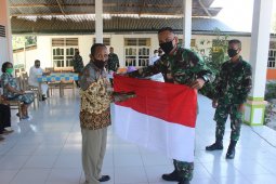 Satgas Pamtas Yonif 142/KJ berikan Bendera Merah Putih dan Alkitab