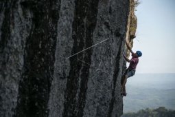 Pemanjat Berlatih di Tebing Batuan Gunung Api Purba Nglanggeran