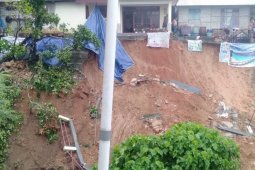 Warga Desa Batu Merah  minta pemda perbaiki talud yang rusak, waspadai bencana