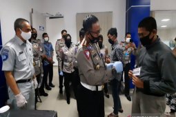 Ditlantas Polda Kalsel bagikan 100 vouver PNBP SIM pemenang kuis medsos