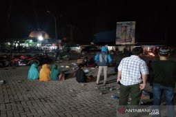 Aksi demonstrasi penolakan TKA jadi tontonan warga Desa Ambaipua