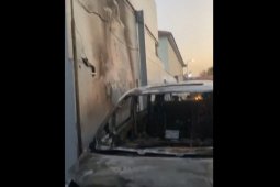 Mobil mewah Via Vallen terbakar