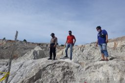 Seorang pelajar meninggal dunia  tertimbun tanah longsor saat mencari biji timah
