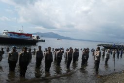 Polda Sulut gelar upacara kenaikan pangkat di Pantai Malalayang