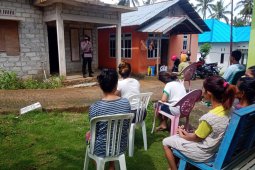 Personil Brimob Polda Maluku bantu sosialisasi aturan PSBB