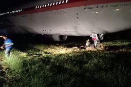 Pesawat Garuda keluar landasan di Makassar