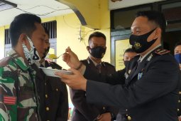 Tertangkap kamera Kapolsek Putussibau Selatan "Suap" anggota TNI