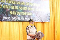 Bupati dan Wakil Bupati Pringsewu bantu perlengkapan sekolah