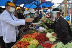 Rumah sakit Haji sosialisasikan normal baru kepada pedagang pasar