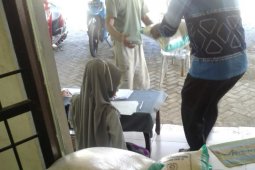 Warga Desa Aluan Mati HST terima beras "COVID-19"