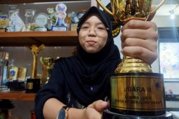 Arista, banyak dapat penghargaan tapi gagal PPDB karena usia