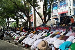 Massa aksi tolak RUU HIP di DPRD Sumut shalat berjamaah di jalan
