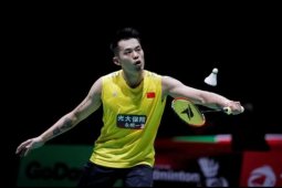 Lin  Dan gantung raket