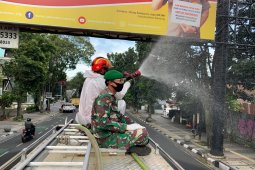Empat pedagang positif COVID-19, pasar di Bandung disemprot disinfektan