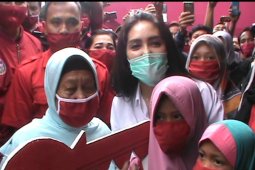 Nenek Nemah hanya bisa terharu menerima rumah baru