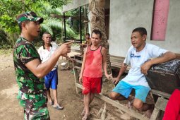 Di waktu lenggang anggota TMMD lakukan Komsos ke warga