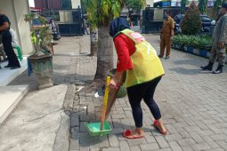 Tidak bermasker, puluhan pengendara di Sidoarjo dihukum kerja sosial