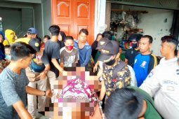 Ibunya diduga hilang, seorang korban kebakaran di Meulaboh pingsan