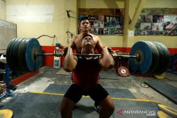 Latihan atlet angkat besi