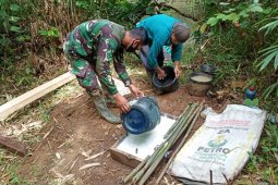 Dengan sigap Prada Arjan bantu warga menyadap karet