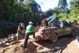 Warga gotong royong bantu Satgas TMMD timbun badan jalan
