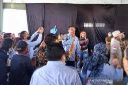 Usai diskusi, Menteri Edhy ajak nelayan Cirebon bernyanyi bersama