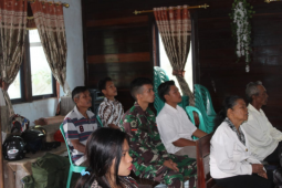 Anggota TMMD bersama warga beribadah di Gereja Pante Kosta