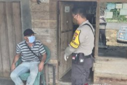 Bhabinkamtibmas ajak warga binaannya biasakan hidup normal baru