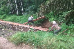 Masyarakat bantu anggota TMMD bangun jembatan darurat
