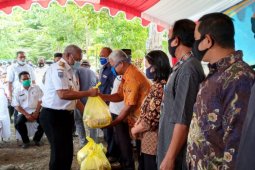 Gubernur serahkan bantuan bahan pangan bagi masyarakat Kabupaten Sorong