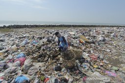 Pembuangan sampah di pantai