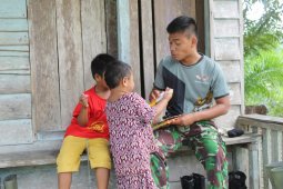 Jalin komunikasi anggota TMMD bermain bersama bocah