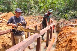 Satgas TMMD gotong - royong bersama warga perbatasan