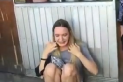 Alena Kartaeva, turis asal Rusia menangis saat pejambret bawa kabur telepon genggamnya