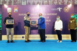 Kemenparekraf kembali serahkan ribuan "BaLaSa" bagi pekerja pariwisata di Jatim