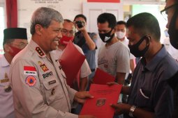 Bupati Lampung Tengah bagikan surat izin UKM