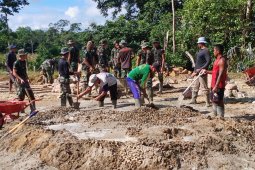 Dilokasi TMMD para jurnalis disambut langsung Kades Danti